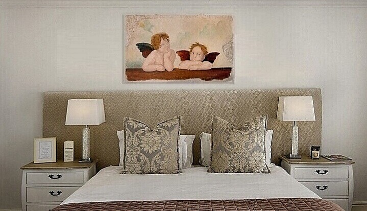 Quadro con Putti di Raffaello in camera da letto