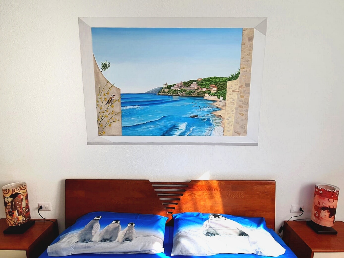 Trompe l'oeil con vista mare dipinto su tela in camera da letto 